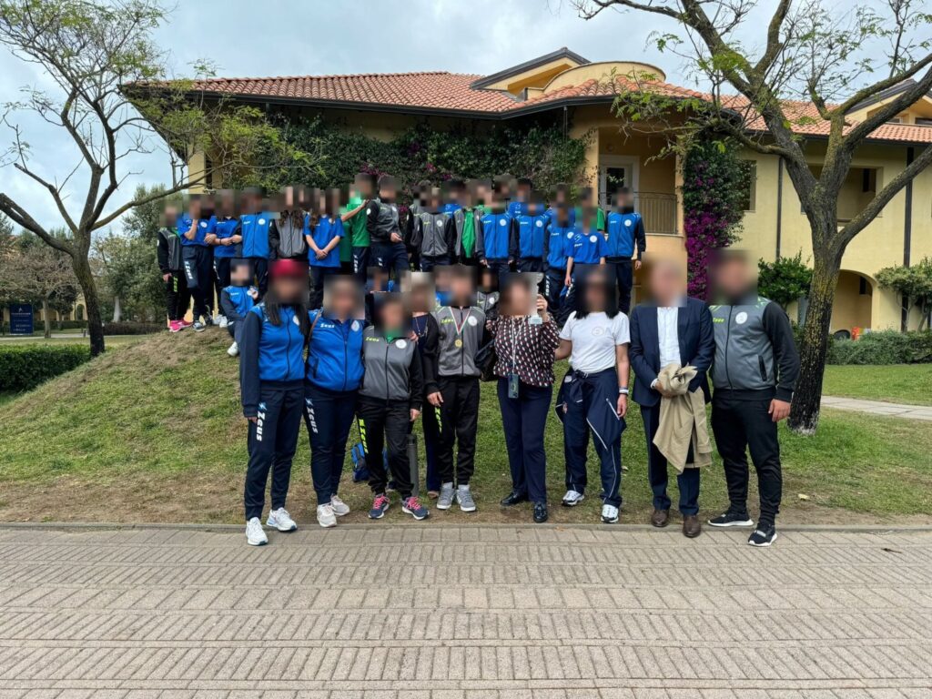 Convittiadi: foto di gruppo di alunni e docenti con la coppa (volti oscurati)