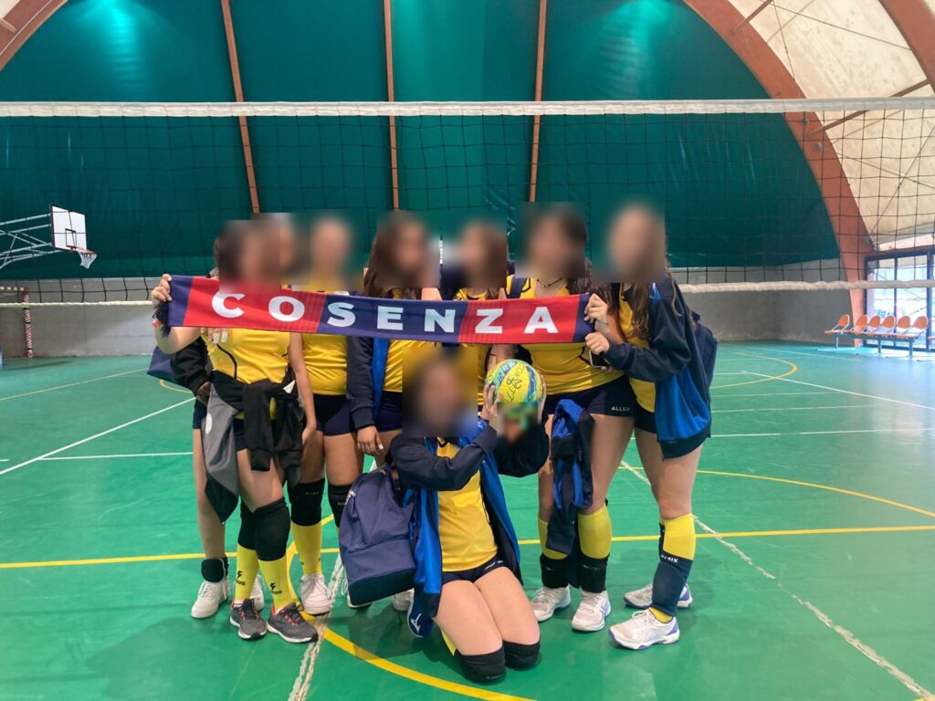 Convittiadi: la squadra di pallavolo con la sciarpa di Cosenza (volti oscurati)