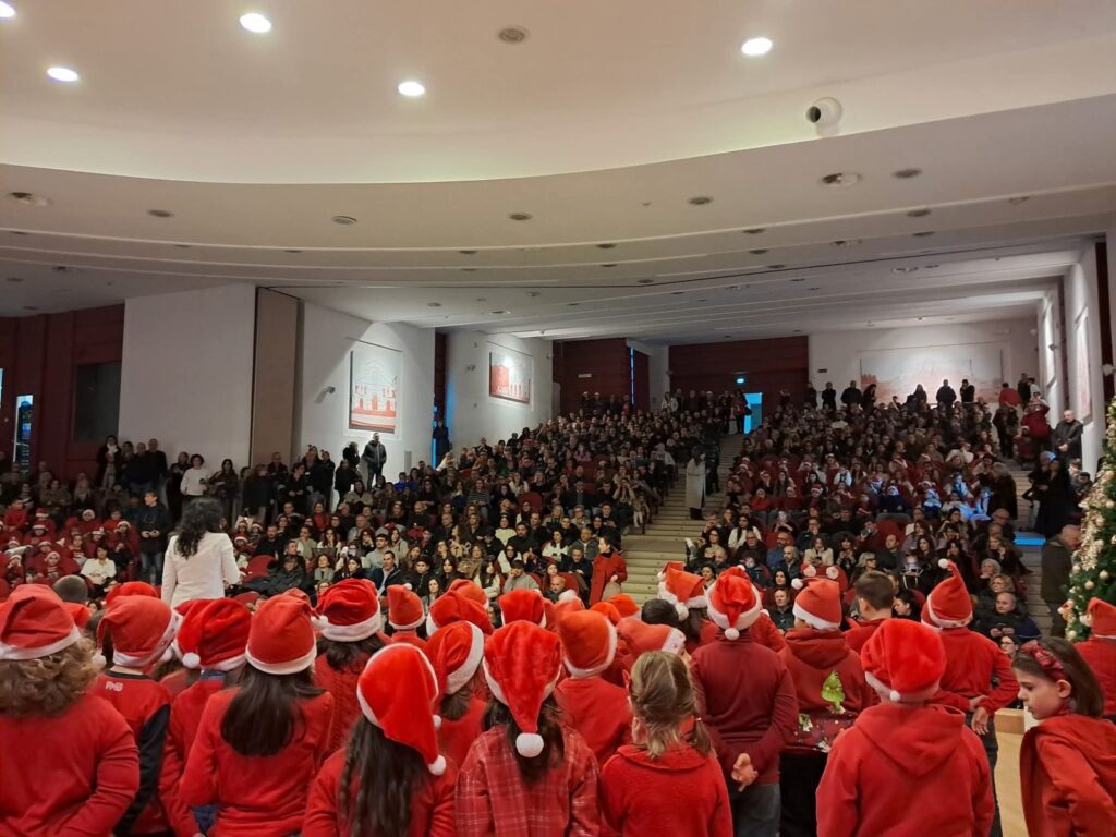 Concerto di Natale: il coro di spalle davanti al pubblico in auditorium