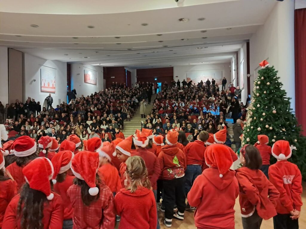 Pubblico in auditorium e albero di Natale durante il concerto