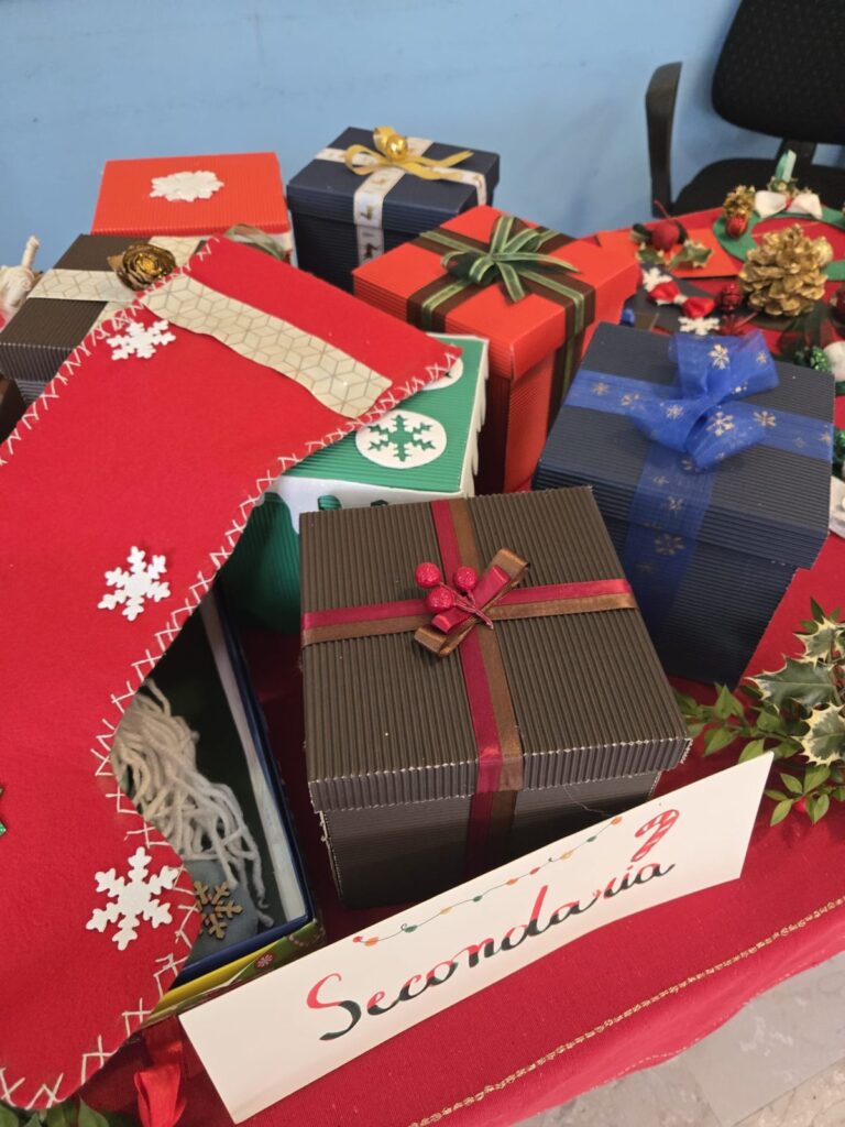 Scatole regalo decorate dalla Scuola Secondaria