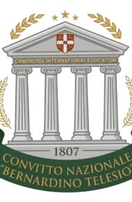 Il nuovo stemma del Convitto Nazionale “Bernardino Telesio”: un tempio classico con quattro colonne, lo scudo Cambridge International Education, stelle e rami d’alloro, l’anno 1807 e il nome della scuola su un nastro verde