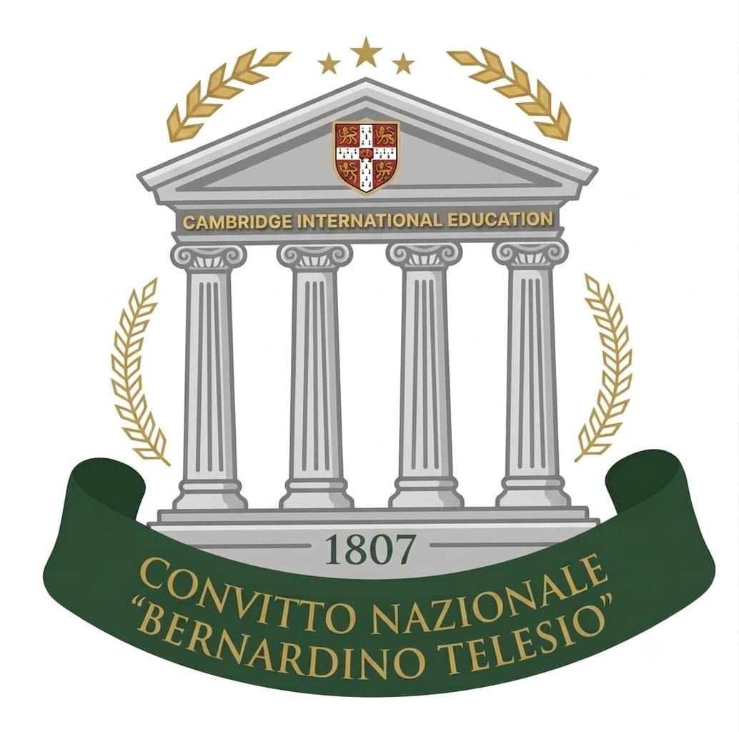 Il nuovo stemma del Convitto Nazionale “Bernardino Telesio”: un tempio classico con quattro colonne, lo scudo Cambridge International Education, stelle e rami d’alloro, l’anno 1807 e il nome della scuola su un nastro verde