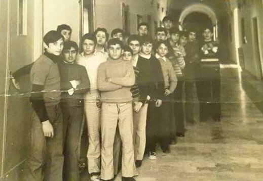 Foto d’archivio di un gruppo di alunni in un corridoio