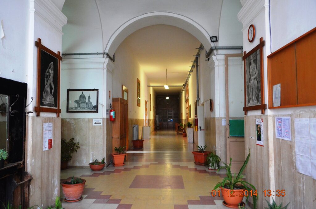 Atrio con pavimento a scacchi e corridoio verso le aule, dicembre 2014