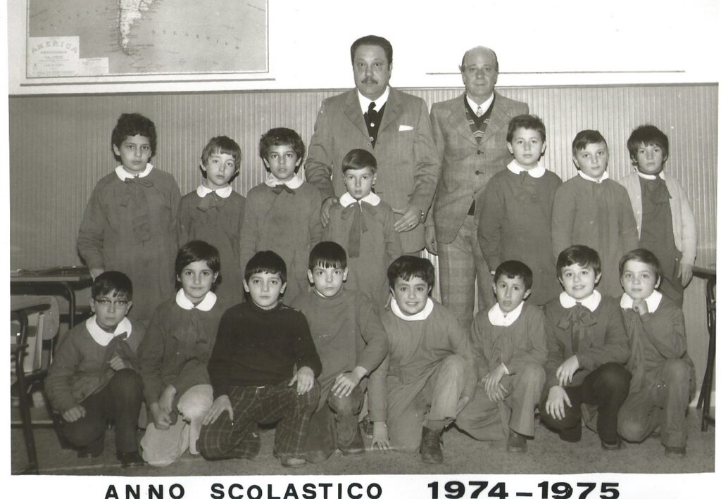 Foto di classe dell’a.s. 1974/75 con i grembiuli e due insegnanti