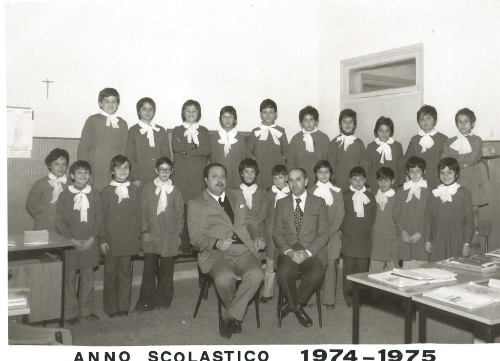 Foto di classe dell’a.s. 1974/75 con fiocchi bianchi e due insegnanti