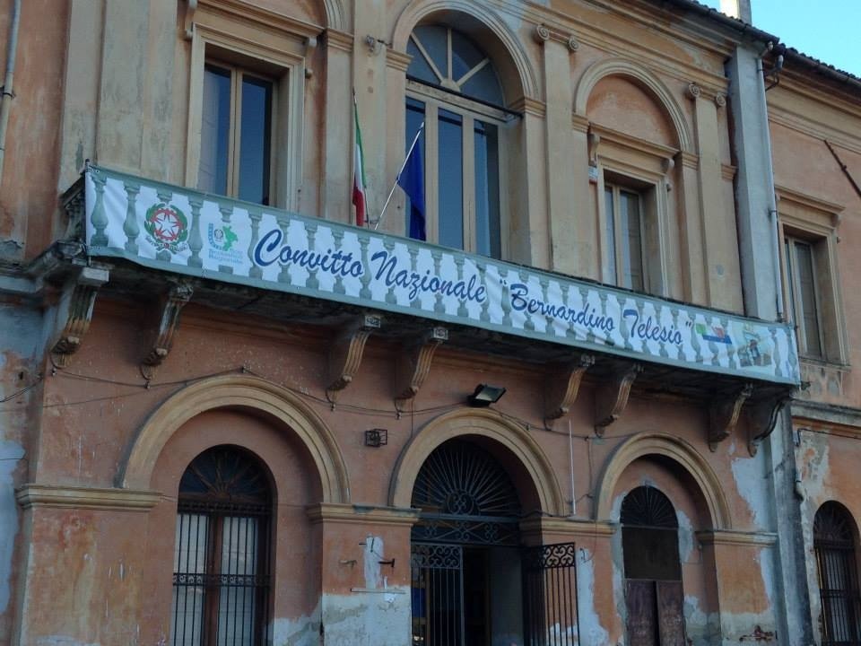 Facciata con lo striscione Convitto Nazionale Bernardino Telesio