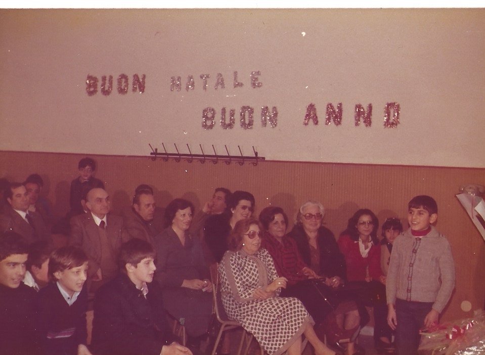 Foto d’archivio a colori di una festa di Natale con famiglie e alunni