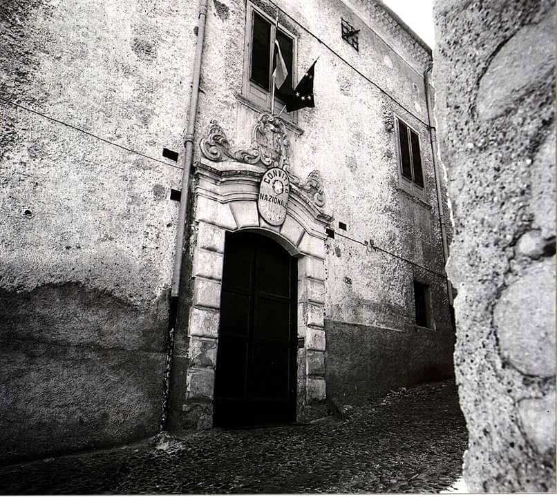 Il portale barocco d’ingresso del Convitto in una foto in bianco e nero