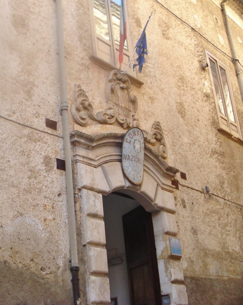 Il portale d’ingresso con l’insegna Convitto Nazionale B. Telesio e le bandiere