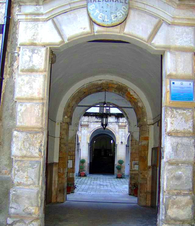 Dal portale d’ingresso si vede il cortile interno del Convitto
