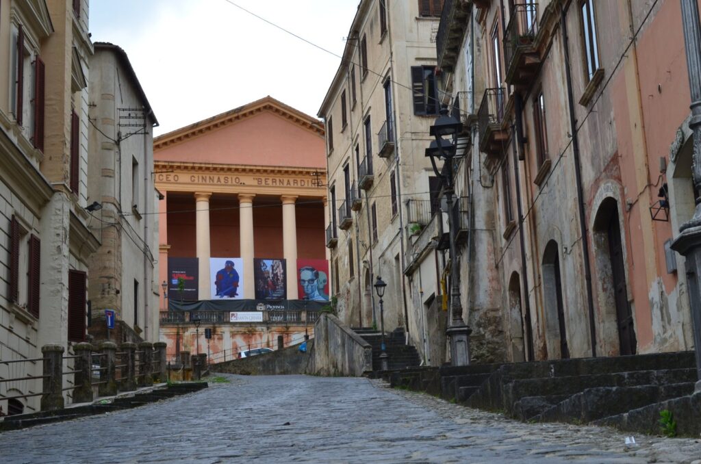 Salita Liceo con, in fondo, il colonnato del Liceo Ginnasio Bernardino Telesio