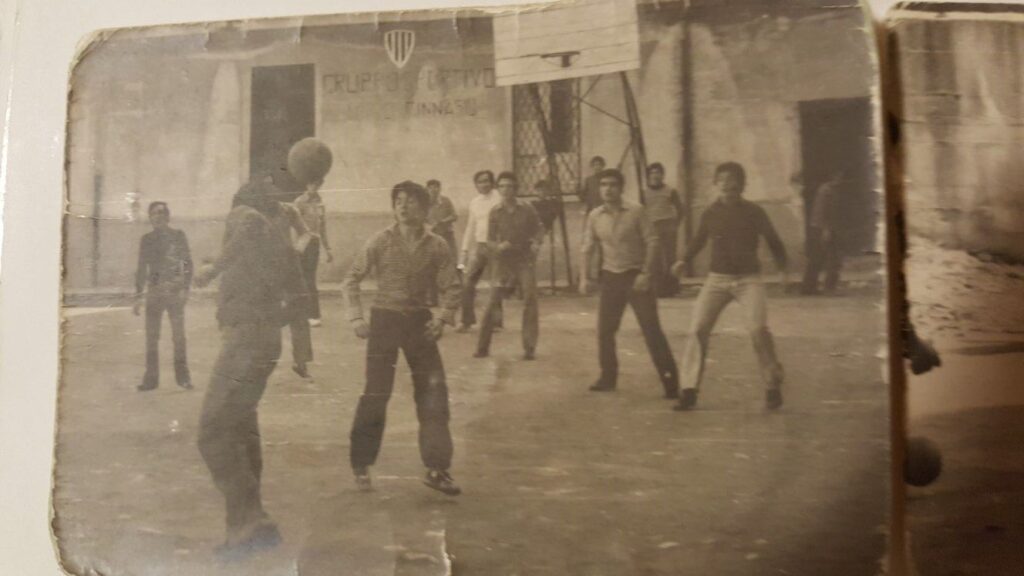 Foto d’archivio di ragazzi che giocano a pallacanestro nel cortile