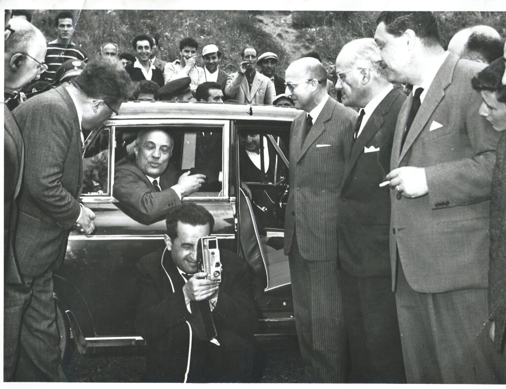Foto d’archivio in bianco e nero di autorità accolte all’arrivo in automobile
